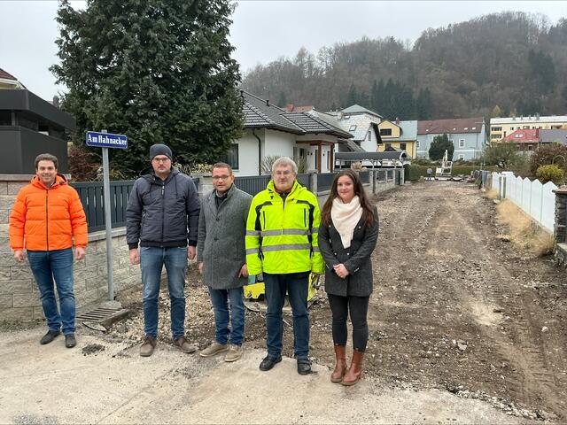 Bürgermeister Manuel Aichberger, Jakob Scheibelreiter und Benjamin Blamauer von der bauausführenden Firma Traunfellner, Benno Hinterlandner (Örtliche Bauaufsicht) und Bauamtsleiterin Katharina Schubert steckten beim Lokalaugenschein  „Am Hahnacker“ den weiteren Bauzeitplan zum Straßenbauprogramm 2024-2025 ab. | Foto: Stadtgemeinde Lilienfeld
