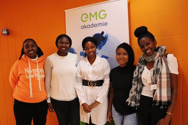 Fidelis (2.v.r.) hat in Kenia eine Ausbildung zur klinisch-chirurgischen Assistentin gemacht und dort im Krankenhaus acht Jahre gearbeitet. Wie ihre Schulkolleginnen macht sie eine Ausbildung in der EMG-Akademie, um in ihrer neuen Heimat Menschen zu pflegen und liebevoll zu betreuen.  | Foto: Edith Ertl
