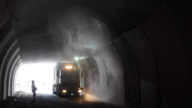 Per Hochdruckverfahren wird die alte Tunnelwand abgefräst. | Foto: Johannes Brandner