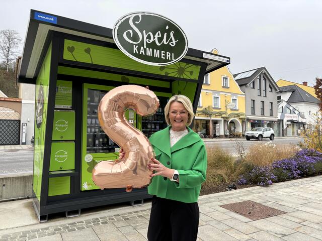 Andrea Steiner vor dem "Speiskammerl" in Kindberg. Im Herbst 2023 wurde in der Fußgängerzone der Automat mit regionalen Schmankerln aufgestellt.  | Foto: Koidl