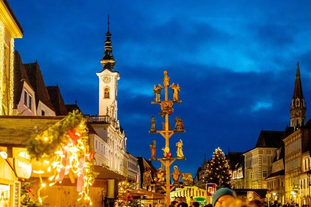 Der Stadtplatz bildet eine traumhafte Kulisse für das Adventdorf. | Foto: Hannes Ecker