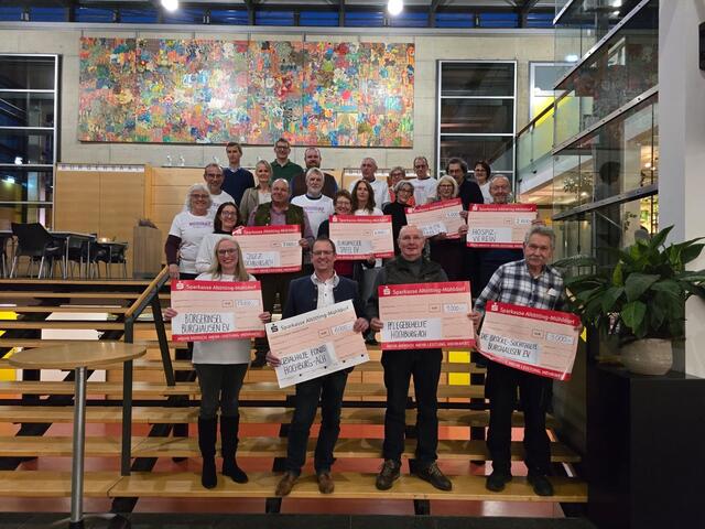 Alle bei der Spendenübergabe Anwesenden freuten sich über den großen Erfolg. | Foto: Brückenlauf-Team