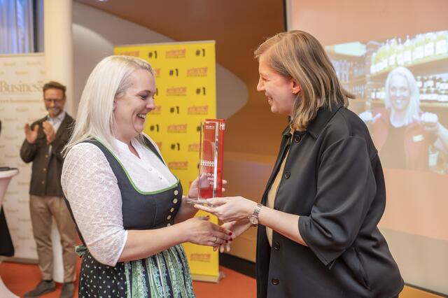 Barbara Eibinger-Miedl überreichte Martina Pöschl die Trophäe. | Foto: Binder