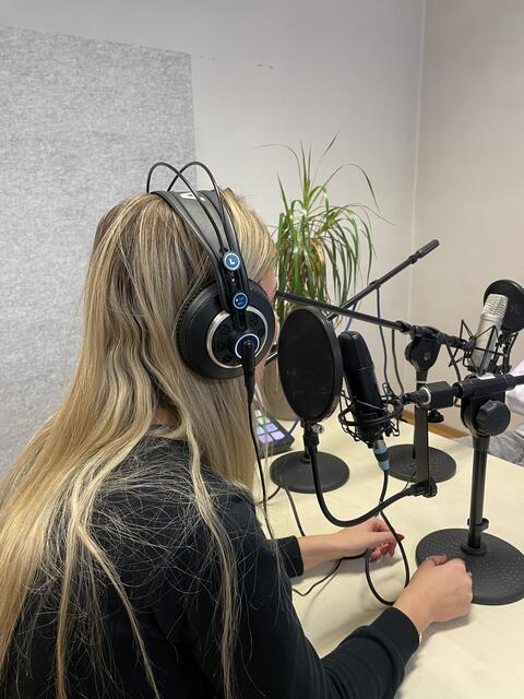 Beim neuen Fußball-Podcast des Tiroler Fußballverbands und der Ferrarischule Innsbruck treten die Schülerinnen und Schüler selbst vors Mikrofon.  | Foto: Ferrarischule 