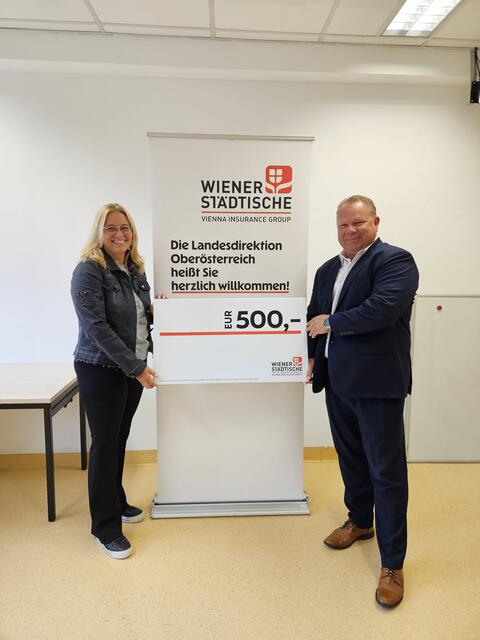 Die Obfrau des Vereins "Soziales Wels", Christa Raggl-Mühlberger, zeigt sich dankbar über die Unterstützung von Heinz Falmbigl  von der Wiener Städtischen Versicherung. | Foto: Soziales Wels