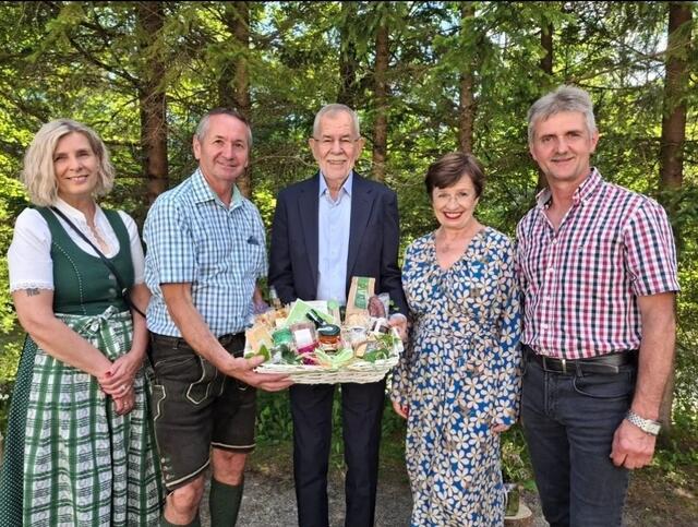 Ein "Speiskammerl"-Geschenkkorb für Bundespräsident Alexander Van der Bellen und seine Frau Doris Schmidauer von Neubergs Bürgermeister Peter Tautscher. Links Gemeinderätin Andrea Nierer, rechts Vizebürgermeister Ernst Nierer. | Foto: REV