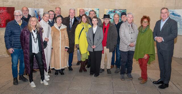 Kulturstadtrat Franz Piribauer, Bürgermeister Klaus Schneeberger und Stadtrat LAbg. Franz Dinhobl mit Museums-Leiterin Julia Schlager und den Künstlerinnen und Künstlern im Museum. | Foto: R. Wehrl