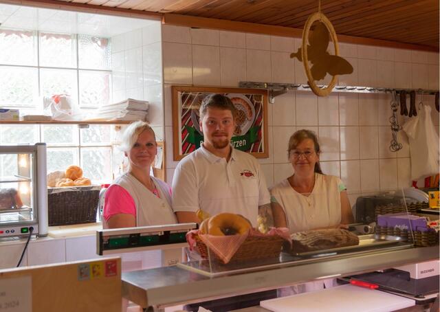 Lukas Moser ist der jüngste Fleischer, der der langen Familientradition folgt – und der fünfte Moser, der in der Fleischerei Moser anpackt.  | Foto: Moser