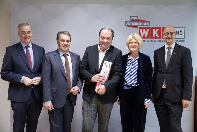 WKNÖ-Vizepräsident Christian Moser, WKNÖ-Präsident Wolfgang Ecker, der geehrte Kommerzialrat Wolfgang Kessler, WKNÖ-Direktor-Stellvertreterin Alexandra Höfer und WKNÖ-Direktor Johannes Schedlbauer.
 | Foto: Anja Grundböck