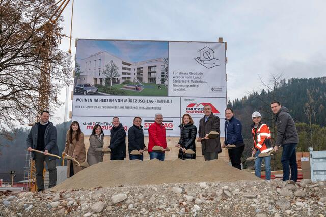 Spatenstich für den ersten Bauabschnitt für das Wohnhausprojekt der Brucker Wohnbau und Siedlungsvereinigung mit Bauverantwortlichen sowie Vertreterinnen und Vertreter aus der Politik.  | Foto: Brucker Wohnbau und Siedlungsvereinigung