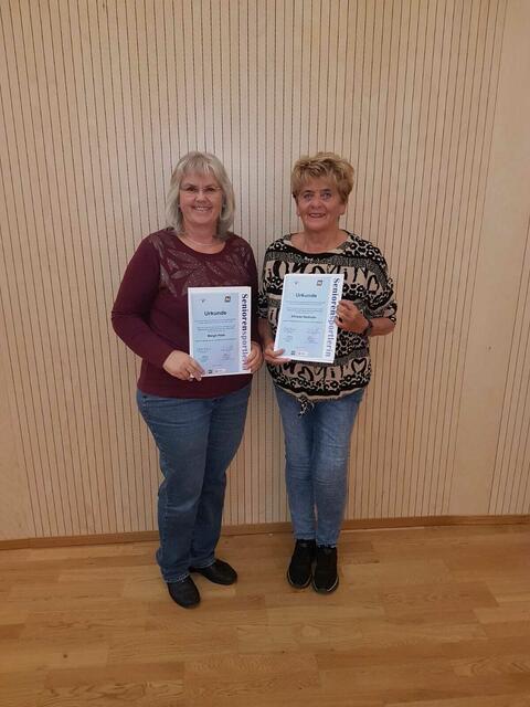 Links Margit Haas, rechts Elfriede Reithofer mit ihren Urkunden "Seniorensportlerin des Jahres 2024". | Foto: privat
