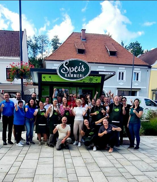 Produzentinnen und Produzenten mit dem "Speiskammerl"-Team vor dem Automaten in Kindberg.  | Foto: REV