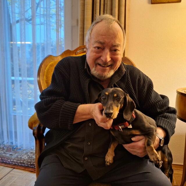 Heinz Zuber mit Lucie, die ihn auf seinen Spaziergängen  begleitet. | Foto: Michael Ellenbogen