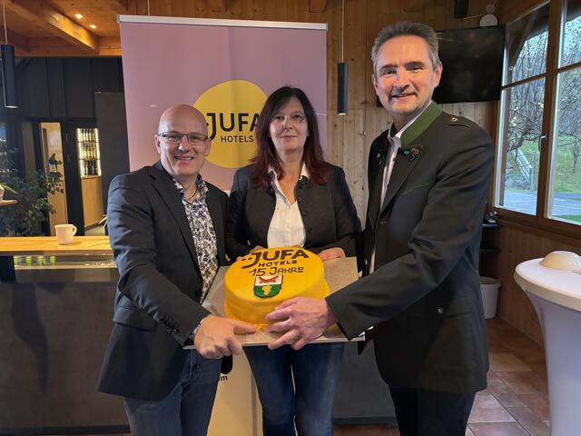 Gernot Reitmaier aus dem Jufa-Vorstand, Dagmar Pfleger, Leiterin des Hotels in Tieschen, und Bürgermeister Martin Weber (r.)  | Foto: MeinBezirk