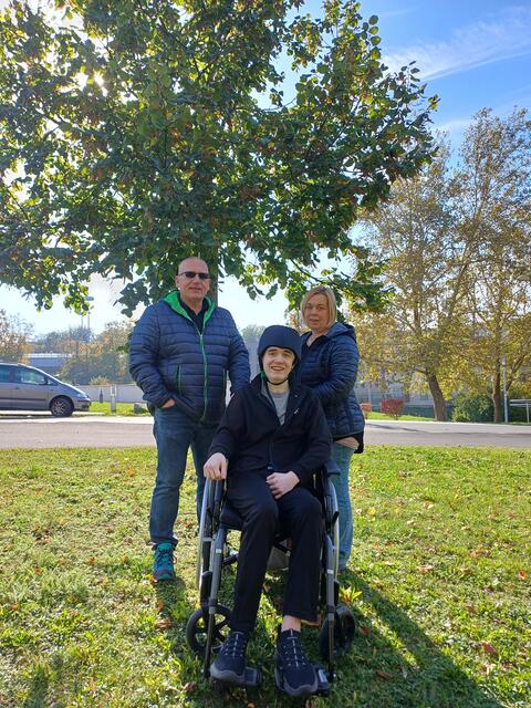 Andrea und Mario Preihs mit ihrem jüngeren Sohn Julian. Der 16-Jährige ist seit einem Mopedunfall im Mai in stationärer Behandlung. | Foto: Preihs