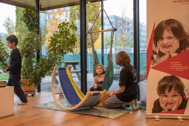 Am Donnerstag, 14. November fand der österreichische Boys' Day statt. Im Kindergarten am Tivoli schnupperten zwei Schüler in den Alltag von Kindergartenpädagogen.  | Foto: M. Freinhofer