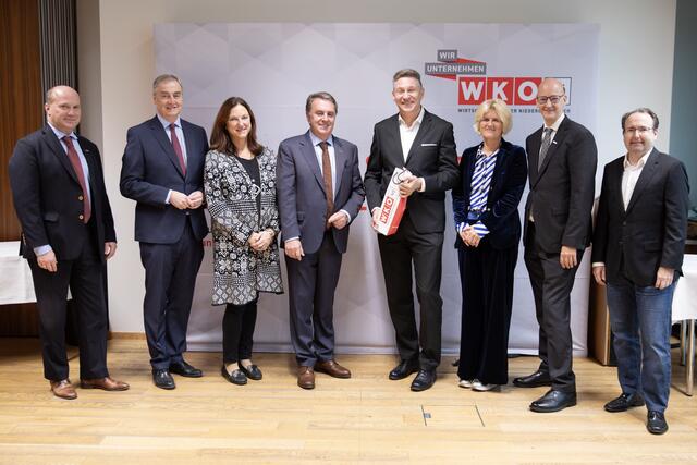 WKNÖ-Bezirksstellenleiter Georg Lintner (Lilienfeld), WKNÖ-Vizepräsident Christian Moser, WKNÖ-Spartenobfrau Beate Färber-Venz (Transport und Verkehr), WKNÖ-Präsident Wolfgang Ecker, der geehrte Kommerzialrat Karl Weber, WKNÖ-Direktor-Stellvertreterin Alexandra Höfer, WKNÖ-Direktor Johannes Schedlbauer und Michael Steinparzer, Geschäftsführer der Fachvertretung Seilbahnen (WKNÖ-Sparte Transport und Verkehr). | Foto: Anja Grundböck
