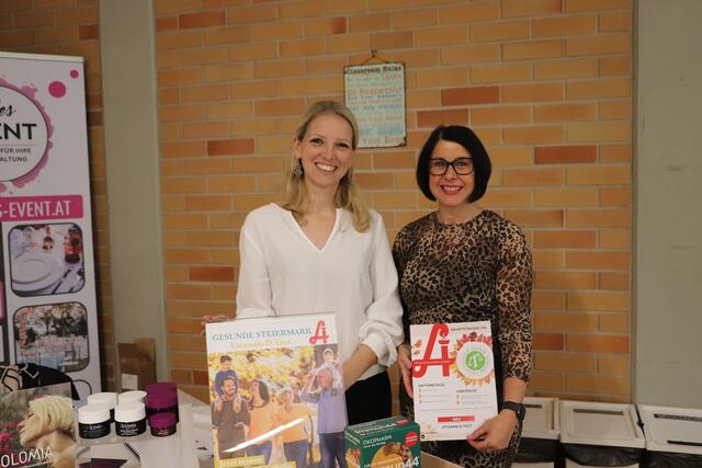 Juniorchefin Barbara Hofer und Selina Steyskal von der Thomas-Apotheke Premstätten | Foto: Edith Ertl