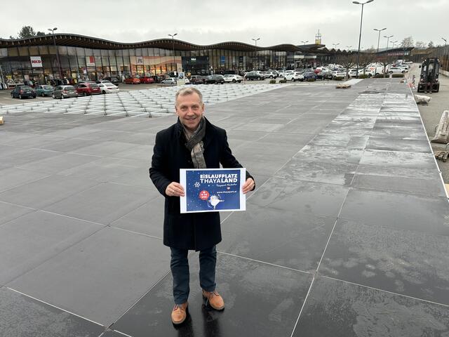 Bürgermeister Josef Ramharter beim Lokalaugenschein am neuen Eislaufplatz nachdem die Arbeiten begonnen haben. | Foto: Stadtgemeinde Waidhofen