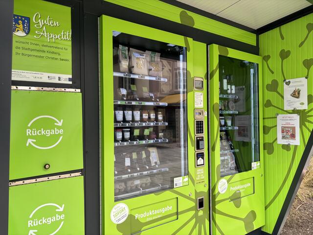 Aktuell befinden sich 70 verschiedene Produkte in den Automaten von bis zu 41 verschiedenen Lieferantinnen und Lieferanten.  | Foto: Koidl