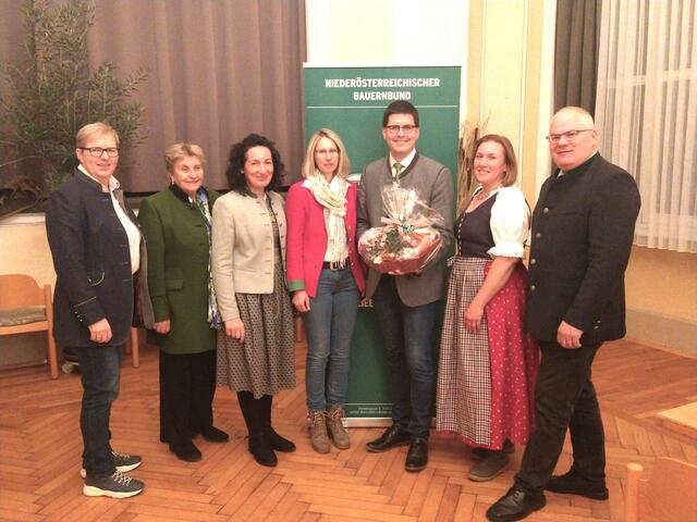 Personen von links: Landeskammerrätin Annette Glatzl, Ökonomierätin Anni Brandstetter, Landeskammerrätin Waltraud Ungersböck, Gebietsbäuerin Maria Gremel, LK-Vizepräsident Lorenz Mayr, Bezirksbäuerin Maria Tomek, Bezirksbauernratsobmann Thomas Handler | Foto: Waltraud Ungersböck