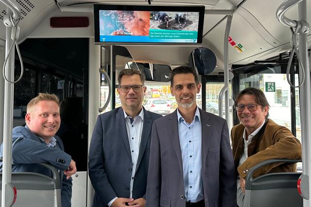Georg Stimeder (Betriebsleiter Steyr Linien), Sascha Berndl (Geschäftsführer Infoscreen), Markus Rechling-Greimel (Geschäftsführer Stadtbetriebe Steyr GmbH) und Peter Hochgatterer (Geschäftsführer Stadtbetriebe Steyr GmbH a.D.) (v. li.).

  | Foto: Infoscreen