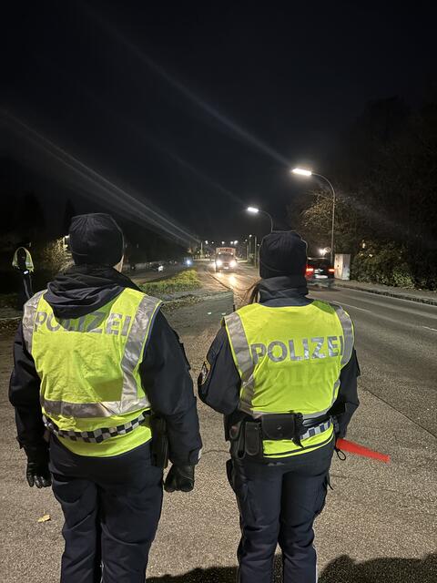 Die Polizei sucht gezielt Fahrzeuge mit schlechter Beleuchtung für die Aktion Flugzettel statt Strafzettel. | Foto: Martina Schweller