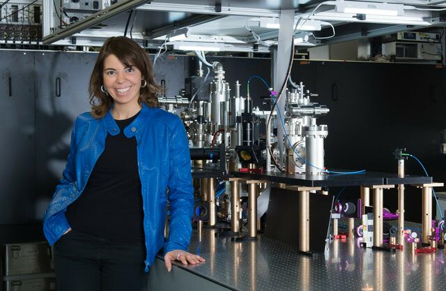 Die Experimentalphysikerin Francesca Ferlaino hat mit ihrem Team erstmals Minitornados in einem suprafesten Quantengas beobachtet.  | Foto:  Martin Vandory