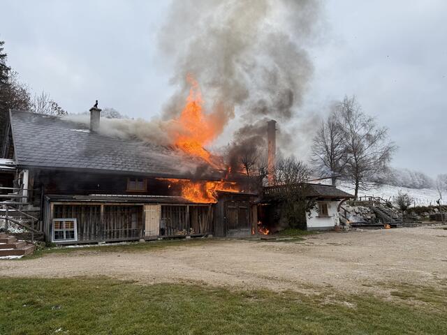 Als die Feuerwehren eintrafen, stand die Buchberghütte bereits in Vollbrand. | Foto: Christian Stoxreiter/AFKDO Mondsee