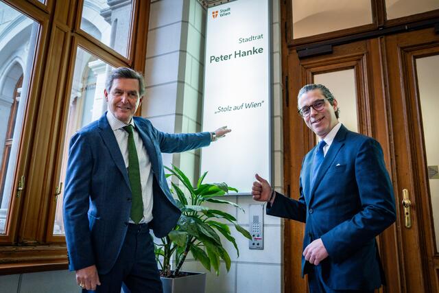Die "Stolz auf Wien" soll relevanten Betrieben finanziell helfen. Im Dezember 2023 beispielsweise stieg man beim Brandstätter Verlag ein: Wirtschaftsstadtrat Peter Hanke (SPÖ, l.) und Geschäftsführer Nikolaus Brandstätter. | Foto: Tobias Holzer