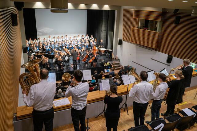 Rund 100 Schüler, Studenten und Lehrer des Seminars Schloss Bogenhofen möchten das Publikum mit einem Chor, Streichorchester, Bläserensemble sowie einem Glockenchor begeistern. | Foto: Seminar Schloss Bogenhofen