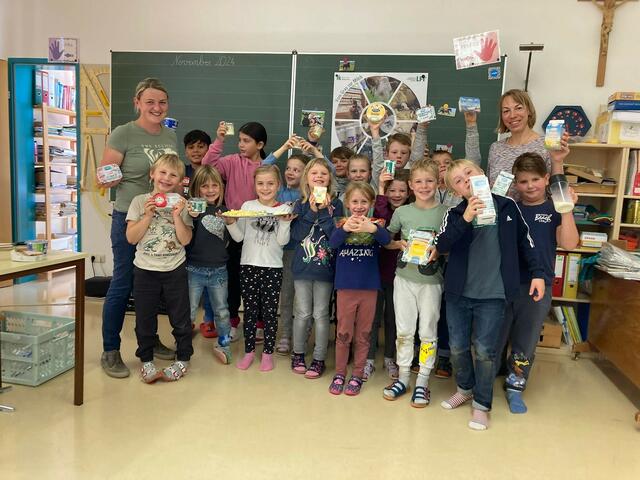 Barbara Berger (links) und Elisabeh Köchl (rechts) mit den Kindern der Volksschule Mitterweng | Foto: VS Mitterweng