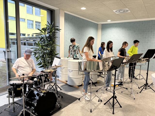 Musikalische Umrahmung durch das Steeldrum-Ensemble der Mittelschule | Foto: Daniel Schmidt