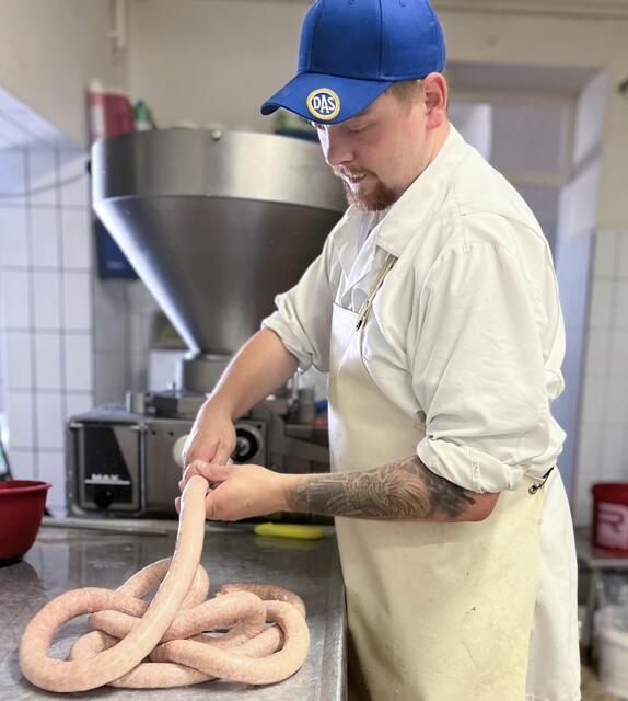 Lukas Moser hat den traditionellen Fleischerbetrieb Moser in Eisenerz von seinen Eltern übernommen und führt diesen nun in fünfter Generation.  | Foto: Moser