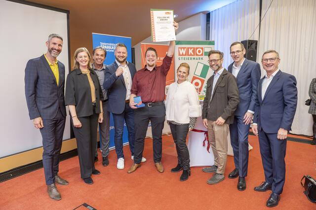 Ein großer Sieg für Lukas Moser (m.) und ganz Eisenerz: Der junge Fleischermeister holte sich den Sieg des "Follow me Awards" in der Kategorie "Familieninterne Übergabe". | Foto: Foto Fischer