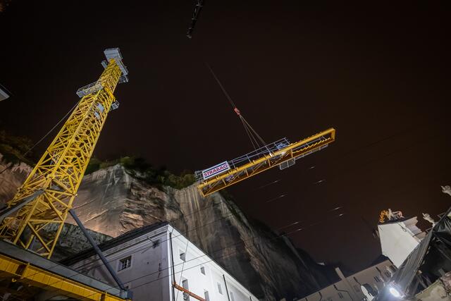 Tonnenschwere Bauteile schweben durch die nächtliche Luft. | Foto: SF / Stefan Zauner