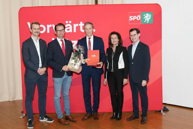 Fritz Kratzer (Mitte) freut sich über die höchste Auszeichnung seiner Partei, der SPÖ; im Bild mit Landesgeschäftsführer Florian Seifter, Bgm. Matthäus Bachernegg, Vize-Bgm. Monika Vukelic-Auer und LAbg. Stefan Hofer. | Foto: Michael Maili