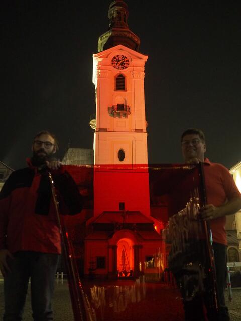 Pfarrassistent Roland Altreiter (r.) und der stellvertretende Pfarrgemeinderatsobmann Simon Voggeneder (l.) tauchen den Kirchturm in rotes Licht. | Foto: Pfarre Freistadt