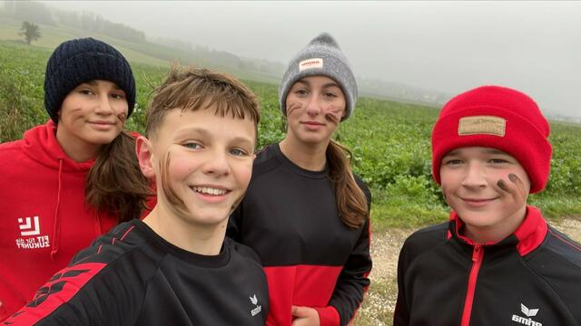 Bei nebeligem und feuchtem Wetter sollten die Sportler:innen am Rohrberg mit Hilfe einer Karte Stationen suchen und dort verschiedenste Aufgaben lösen. | Foto: Sport/Mittelschule St. Valentin