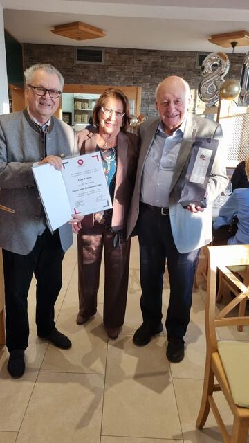 Landessilberlöwe Peter Hopfeld und Bezirkssilberlöwin Sissi Moormann gratulierten Felix Keimel zu seinem runden Geburtstag. | Foto: Werner Moormann