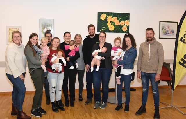 Hebamme Daniela Reinbacher (links) und Fahrsicherheitsexperte Martin Haider (rechts) mit einem Teil der Vortrag-Besucher. | Foto: Privat
