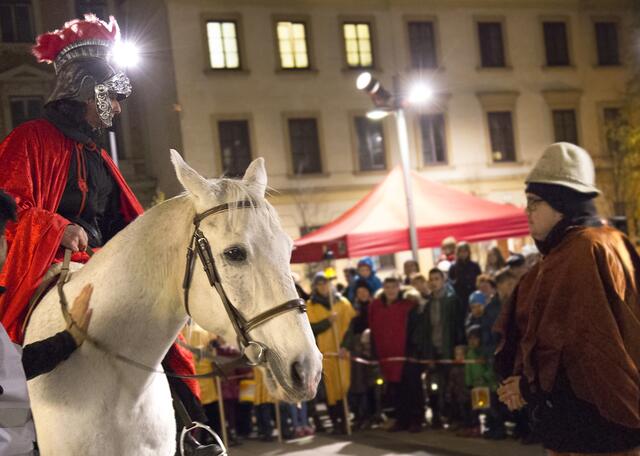 St. Martin auf einem mächtigen, weißen Ross.  | Foto: Ulrike Wieser