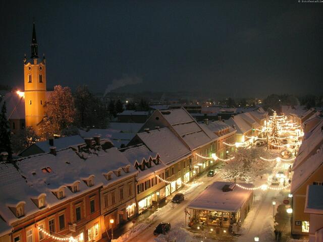 Der Hauptplatz von Deutschlandsberg in weihnachtlichem Lichterglanz.