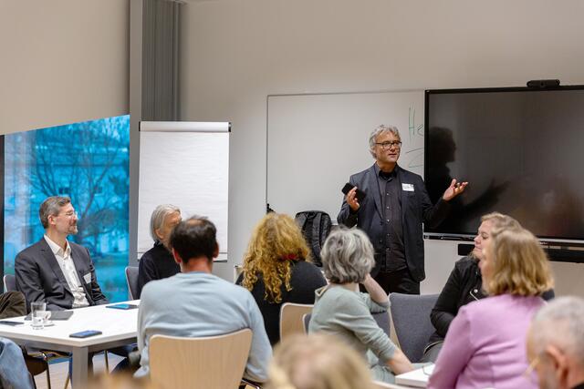 Auftaktveranstaltung KI ?/&amp; KUNST: Hannes Raffaseder, Geschäftsführer der FH St. Pölten, Medienkünstler und Komponist. | Foto: Max Peternell