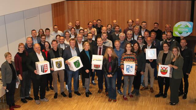 Freuen sich auf die enge Zusammenarbeit: Vertreterinnen und Vertreter der Gemeinden und Netzwerkpartnerinnen und -partner. | Foto: Klimabündnis Tirol/Steger