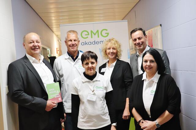 SeneCura Unternehmenssprecher Johannes Wallner, Koordinierungsleiter Erik Vossius, EMG-Dir. Manuela Hammer,  Ausbildungsleiterin Hermine Pergler, Schulsprecherin Petra Maier-Schreiner und NAbg. Ernst Gödl beim Rundgang durch die EMG-Akademie | Foto: Edith Ertl