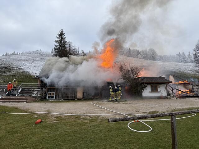Feuerwehr im Einsatz. | Foto: Christian Stoxreiter/AFKDO Mondsee