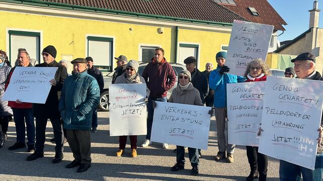Politik &amp; Anrainer protestieren für mehr Lebensqualität. | Foto: Alexander Paulus