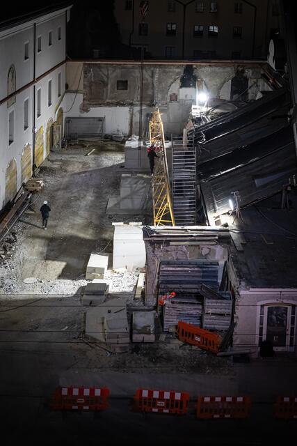 Blick auf den Platz zwischen dem Schüttkasten (links) und den Resten eines nichthistorischen Anbaus, in dem sich jahrelang ein Kaffee befand. | Foto: SF / Stefan Zauner