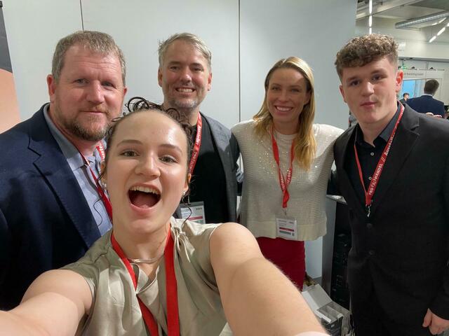 Ein besonderes Praktikum bei "Distillery Krauss": Marie K. aus der 2AK (vorne), Werner Krauss, Spencer mit Kiera Chaplin und Thorsten K. aus der 5BK (vl.). | Foto: HAK Deutschlandsberg